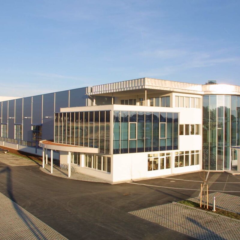 weba Werkzeugbau - Modernes Produktionswerk in Dietach Außenaufnahme des Gebäudes der weba Werkzeugbau in Dietach/Steyr