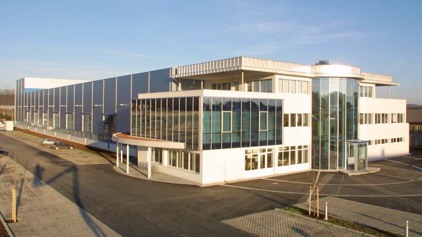 Außenaufnahme des Gebäudes der weba Werkzeugbau in Dietach/Steyr