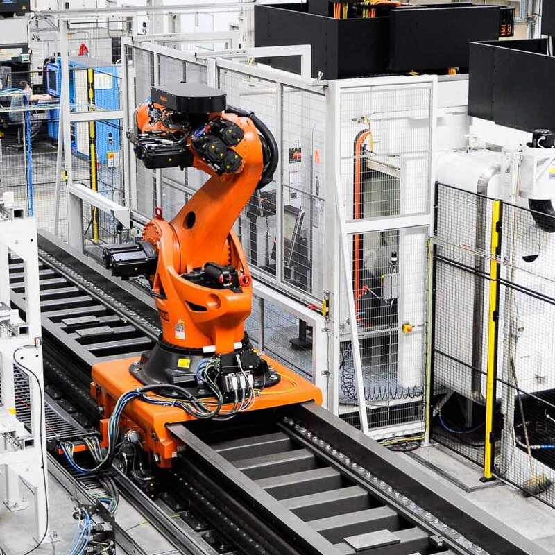 CNC Zerspanung - Roboterbestückung von Bearbeitungsmaschinen  zwei Bearbeitungsmaschinen mit einer Roboterbestückung für Mannlosfertigung in der CNC Zerspanung
