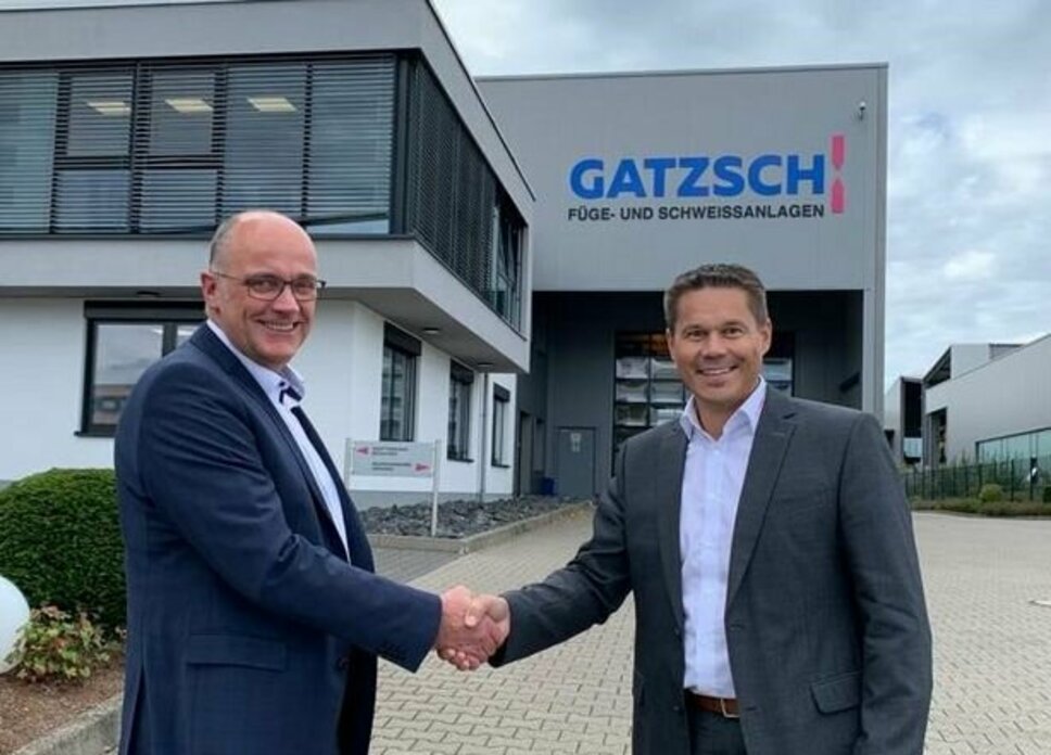 weba Werkzeugbau und Gatzsch Schweißtechnik - Starke Partnerschaft für Innovationen im Umform- und Fügetechnik Martin Gatzsch, Hannes Feuerhuber geben sich die Hand vor dem Firmengebäude der Gatzsch Schweißtechnik