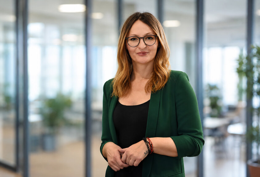 Porträt Jasmina Tricic, Marketingleitung und Geschäftsführerassistentin bei weba Werkzeugbau