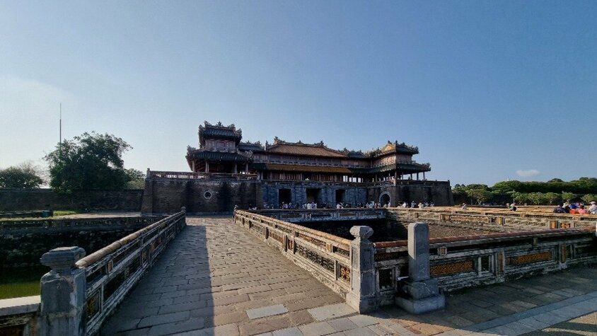 Blick auf ein historisches Tor der Kaiserzitadelle in Huế, Vietnam, bei klarem Himmel – ein Moment aus Jan Wengryns Reise durch Südostasien.