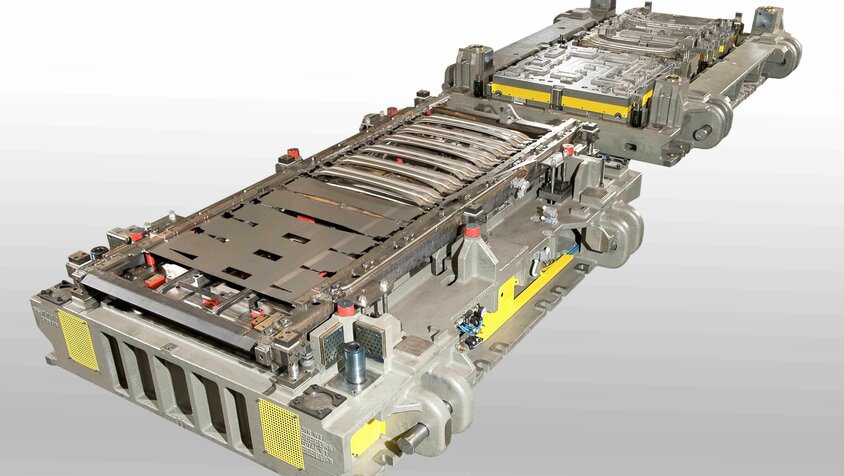Folgeverbundwerkzeug zur Kaltumformung: Komplexes Werkzeugsystem mit mehreren Umform- und Schneidstufen zur Serienfertigung von Blechbauteilen.