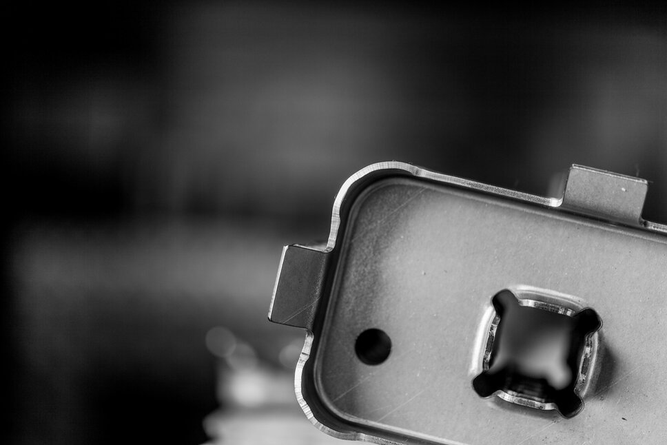 Detailaufnahme eines präzisionsgefertigten Bauteils aus dem Prototypenbau. Die hochwertige Verarbeitung zeigt die hohe Präzision und Innovationskraft moderner Fertigungstechnologien.