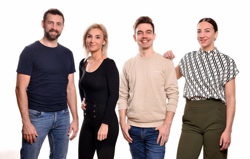 Jobs in Steyr - Fachkräfte und Berufserfahrene Zwei Mitarbeiterinnen und zwei Mitarbeiter des Unternehmens weba Werkzeugbau stehen nebeneinander und lächeln freundlich in die Kamera. Sie wirken entspannt und zuversichtlich, was ein positives Arbeitsumfeld widerspiegelt. Jobs in Steyr für Berufserfahrene bei weba Werkzeugbau in einer starken Teamgemeinschaft.