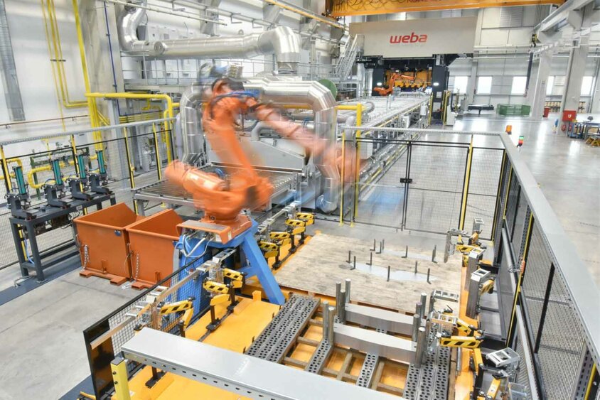 weba's facility in Olomouc is equipped with a complete hot forming system, including a loading station, press hardening furnace, and hot forming line. This setup is designed for high-quality production and efficient processing of complex components in hot forming technology.