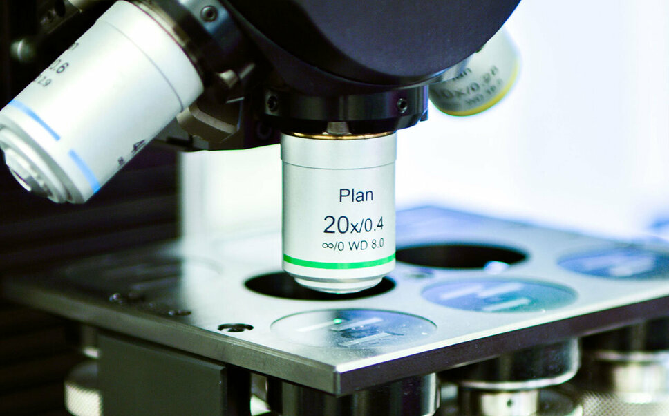 Measurement Technology - Metallographic Analyses for Maximum Quality Assurance in Toolmaking Close-up of a testing device for metallographic analyses in measurement technology for quality assurance.