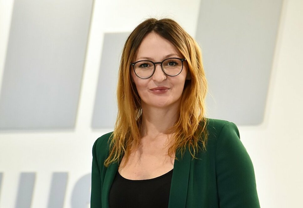 weba Werkzeugbau - Jasmina Tricic Porträt von Jasmina Tricic, Marketingleitung der weba Werkzeugbau in Dietach