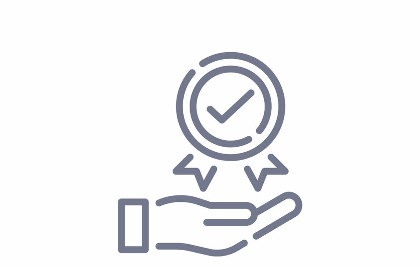 Symbolgrafik einer ausgestreckten Hand mit einem Qualitätssiegel – steht für Messtechnik und Qualitätssicherung.