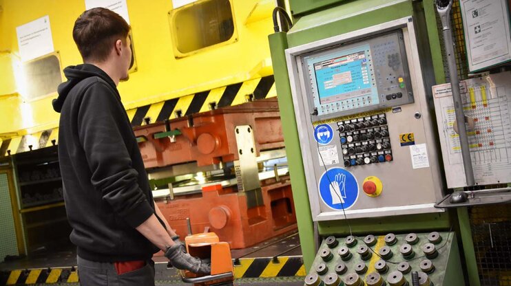 Ein Werkzeugbautechniker bedient eine Umformpresse, um die Prozesssicherheit der Werkzeuge zu überprüfen, ein wichtiger Prozessschritt in der Werkzeugherstellung