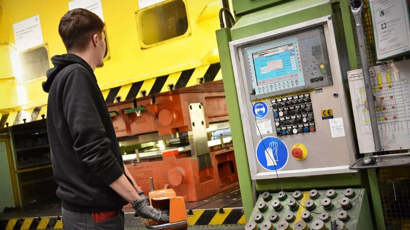 Ein Werkzeugbautechniker bedient eine Umformpresse, um die Prozesssicherheit der Werkzeuge zu überprüfen, ein wichtiger Prozessschritt in der Werkzeugherstellung