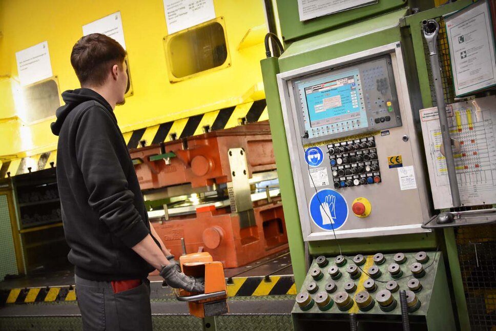 Ein Werkzeugbautechniker bedient eine Umformpresse, um die Prozesssicherheit der Werkzeuge zu überprüfen, ein wichtiger Prozessschritt in der Werkzeugherstellung