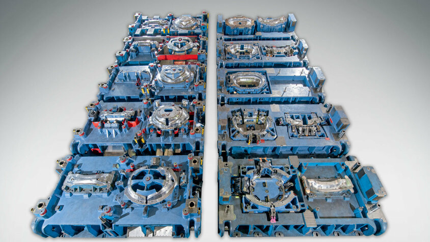 Stufensatzwerkzeug (Linienwerkzeug) zur Kaltumformung: Mehrere Einzelwerkzeuge in Reihenanordnung für sequentielle Umformschritte bei großen Blechbauteilen.