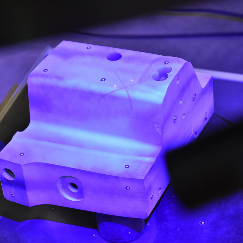 Digitalizace - zajištění kvality při výrobě nástrojů Ocelová destička je vystředěna na otočném stole v technické laboratoři. 3D skener umístěný nad otočným stolem objekt pečlivě digitalizuje a analyzuje. To ilustruje iniciativu společnosti weba v oblasti digitalizace při zajišťování kvality.
