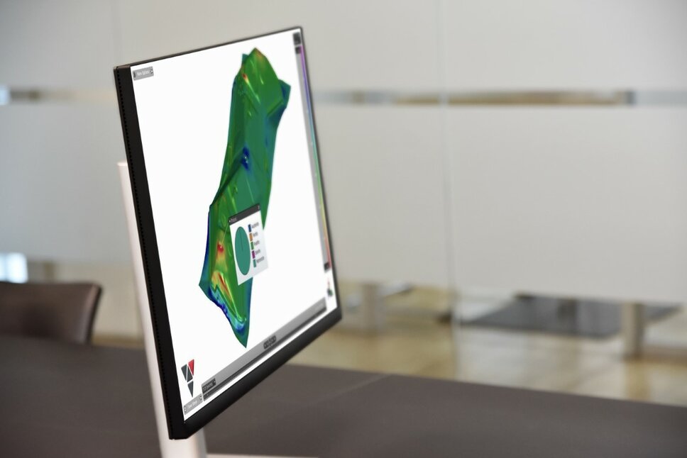 Ein PC-Bildschirmt zeigt ein Foto einer Bauteilentwicklung eines Warmumformbauteils und verdeutlicht die Expertise von weba in der Bauteilentwicklung und CAD Konstruktion