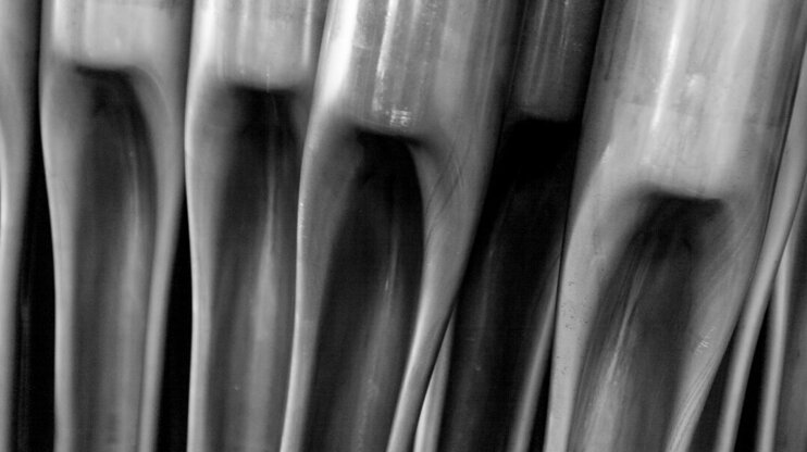 Záběr zblízka na precizně vyrobené kovové součásti se složitou tvářecí strukturou - symbol vysoce kvalitní prototypové konstrukce a inovativních výrobních technologií.