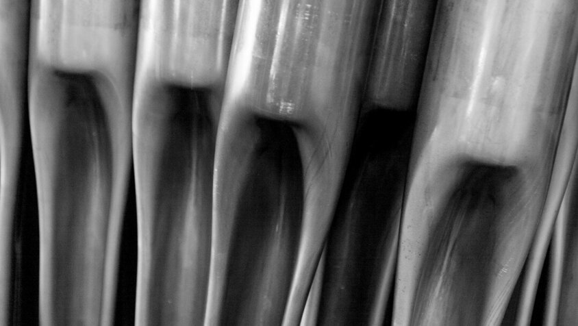 Nahaufnahme von präzise gefertigten Metallbauteilen mit komplexen Umformstrukturen – ein Symbol für hochwertigen Prototypenbau und innovative Fertigungstechnologien.