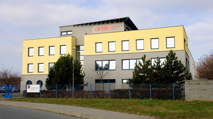 Außenansicht des Standorts weba Olomouc. Spezialist für Warmumformung und Werkzeugbau, moderner Produktionsstandort der Automobilindustrie.