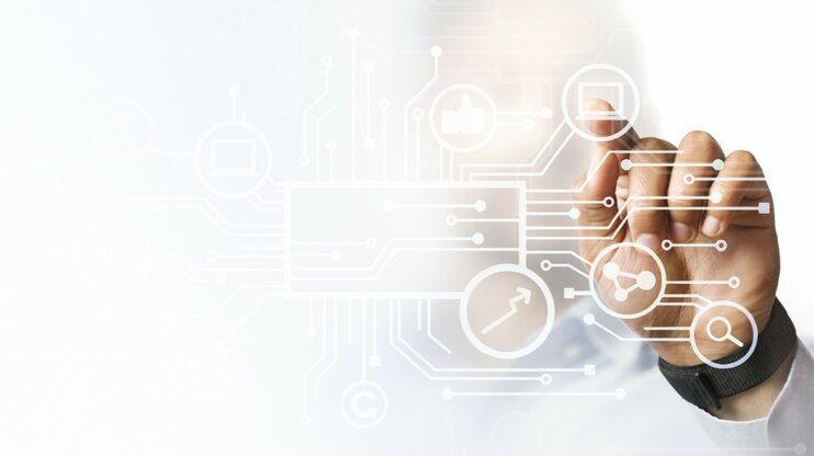 Eine Hand druckt auf einem futuristischen Display auf Produktionssymbole, umgeben von modernen digitalen Grafiken und Benutzeroberflächen.