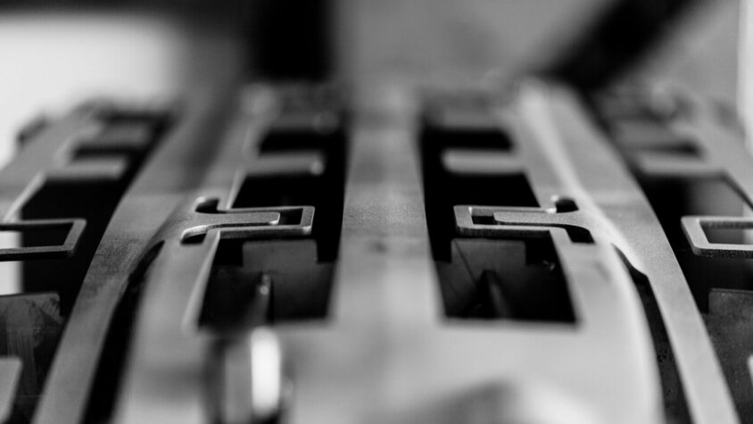 Nahaufnahme eines präzisionsgefertigten Bauteils aus dem Prototypenbau, das komplexe Strukturen und höchste Fertigungsqualität zeigt.