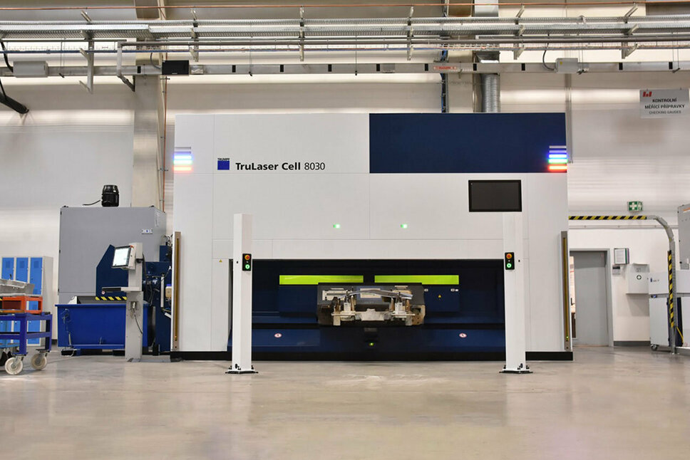 Eine hochpräzise Laserschneidanlage des Herstellers Trumpf, ausgestattet mit fortschrittlicher Technologie, verfügt über einen integrierten Monitor und ein Bedienpult, das eine benutzerfreundliche Oberfläche zur Steuerung der Anlage im Prozess des Laserschneidena bietet. 