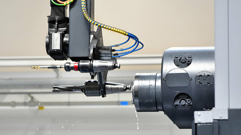 Nahaufnahme des Werkzeugwechsels an einer SHW UniForce 6 Bearbeitungsmaschine