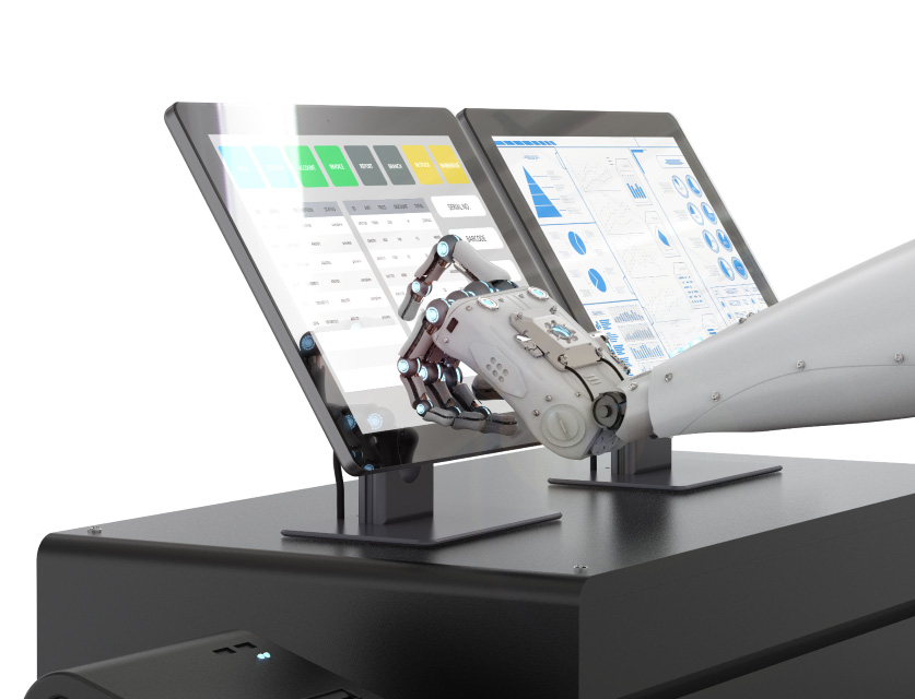 weba Serienfertigung Prozesstechnik Ein Roboterarm tippt auf einen der zwei Bildschirme, die Produktionsdaten einer Serienfertigung anzeigen