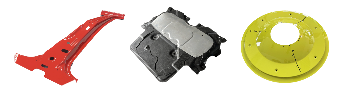 Das Bild zeigt drei hochwertige Prototypen aus der Fertigung von weba Deutschland. Links ein rot lackiertes Strukturbauteil mit komplexer Geometrie, in der Mitte ein Hybridbauteil aus Kunststoff und Metall für Leichtbauanwendungen, und rechts eine gelbe, präzise gefertigte Metallkomponente mit Bohrungen und Markierungen. Diese Bauteile demonstrieren die Innovationskraft und Fertigungskompetenz von weba Deutschland in der Prototypenentwicklung für die Automobil-, Landwirtschafts- und Defenseindustrie. 