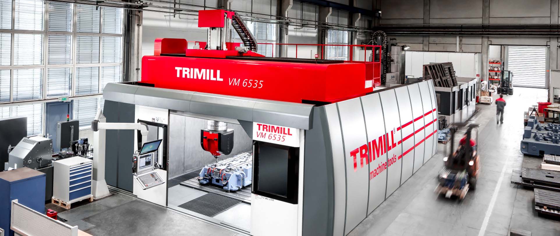 Ein großes Zerspanungszentrum für die Fräsbearbeitung von Güssen von Presswerkzeugen in der Produktion der weba Werkzeugbau 