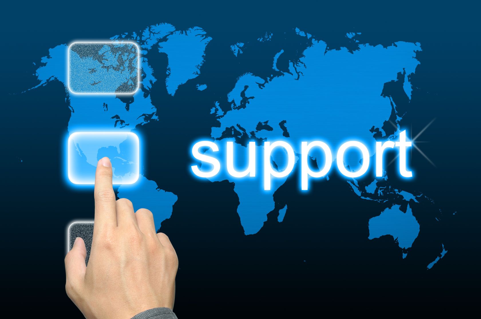 Hand zeigt auf Weltkarte mit „Support“-Schriftzug – Symbolbild für internationalen Kundenservice