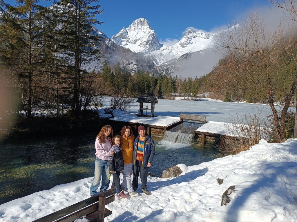 Tomáš Novotný se svou rodinou u jezera Schiederweiher v oblasti Dachstein v Rakousku v zimě